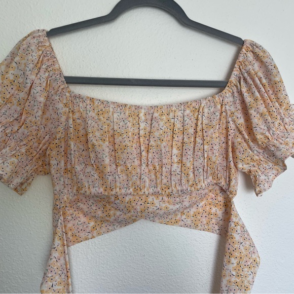 Cropped Floral Short-Sleeve Crossover Wrap Top - Picture 7 of 9